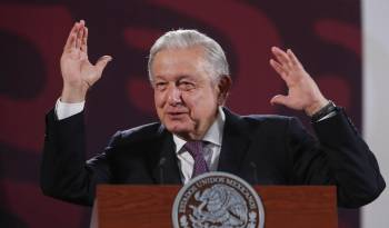 El presidente de México, Andrés Manuel López Obrador, habla durante una rueda de prensa este viernes, en Palacio Nacional de la Ciudad de México (México).