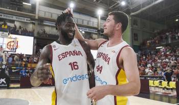 Los jugadores de la selección española, Dario Brizuela (d) y Usman Garuba, a la finalización del encuentro amistoso que han disputado frente a Argentina en Guadalajara.