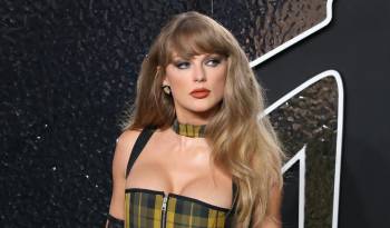 La cantante Taylor Swift posa durante la alfombra roja de los MTV Video Music Awards 2024.