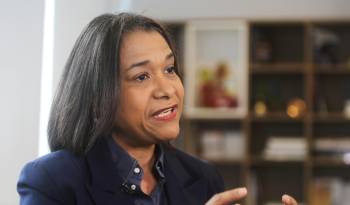 La ministra de Cultura, Giselle González Villarrué, habla durante una entrevista con EFE en la ciudad de Panamá.