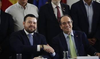 El embajador de España en El Salvador, Carlos de la Morena Casado (d), y el comisionado presidencial de Proyectos Estratégicos de El Salvador, Cristian Flores (i).