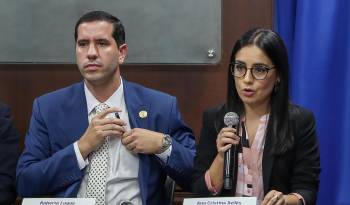 El ministro de Transporte y Obras Públicas, Roberto Luque (i), junto a la viceministra de Economía Ana Cristina Aviles hablan en el Palacio de Gobierno, este martes en Quito (Ecuador).