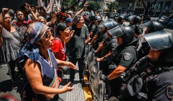 Integrantes de la policía vigilan durante una movilización contra el gobierno del presidente de Argentina Javier Milei en Buenos Aires (Argentina).