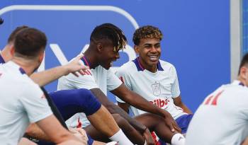Los jugadores de la selección española Nico Williams (i) y Lamine Yamal (d) durante el entrenamiento.
