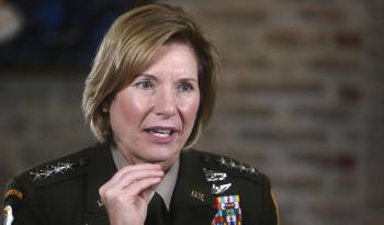 La jefa del Comando Sur de Estados Unidos, la general Laura Richardson, habla en entrevista con EFE, este martes en Ciudad de Panamá.