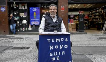 Fotografía de archivo de Jonas dos Santos, de 76 años de edad, mientras trabaja en la recepción de hojas de vida para una agencia de empleo el 23 de abril de 2024 en el centro de São Paulo, Brasil.