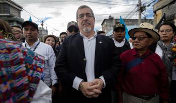 Fotografía de archivo fechada el 07 de diciembre de 2023 del presidente electo de Guatemala, Bernardo Arévalo de León (c), mientras participa en una marcha acompañado de simpatizantes y dirigentes políticos e indígenas, en Ciudad de Guatemala.