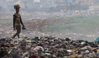 En la imagen de archivo, un hombre transporta cables sobre su cabeza en el vertedero de Agbogbloshie, un barrio de Accra, capital de Ghana, considerado el mayor vertedero de basura electrónica del continente Africano. EFE/A. Carrasco Ragel