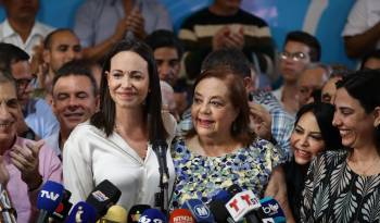 La líder antichavista María Corina Machado (der.) presenta durante una rueda de prensa a la historiadora Corina Yoris (izq.) como candidata para las elecciones presidenciales.