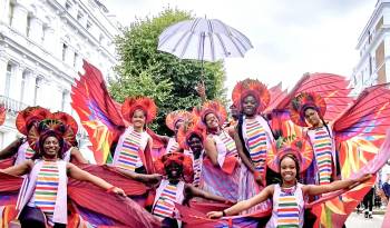 Cientos de personas se dieron cita este domingo en el arranque oficial del carnaval de Notting Hill, en el oeste de Londres.
