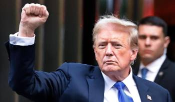 El expresidente de EE. UU., Donald Trump, empuña su mano a la salida de su juicio penal en Nueva York.