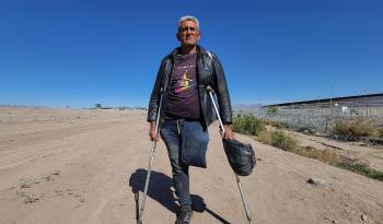 El migrante venezolano Jorge Briseño posa para una foto en el fronterizo río Bravo, el 10 de mayo de 2024, en Ciudad Juárez, Chihuahua.