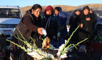 Personas participan en un ritual con motivo del 'Día de la Pachamama' este jueves, en La Cumbre en Bolivia.