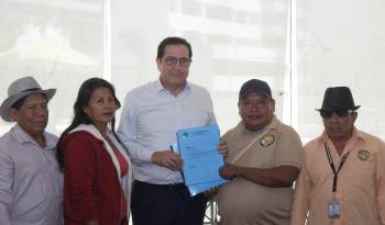 El presidente de la Coonapip, Marcelo Guerra le entrega a Torrijos un documento con las propuestas de la organización para que sean consideradas y se les incluya en la agenda una vez asuma la Presidencia.