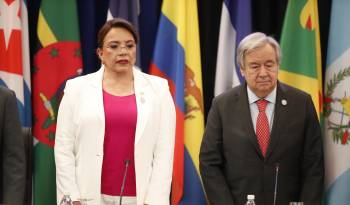 La presidenta de Honduras, Xiomara González (i), y el secretario general de las Naciones Unidas (ONU), Antonio Guterres, participan en el inicio de la VIII cumbre de la Comunidad de Estados Latinoamericanos y Caribeños (Celac) este viernes, en Kingstown (S. Vicente y Granadinas).