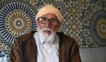 Ali Kebir, un bereber de 71 años, sentado en su salón marroquí y vestido con las pesadas chilabas de lana que elaboró su madre en las montañas, explica a EFE en 'tamazigh' que este año acogerán a una veintena de personas.