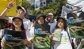 Fotografía de archivo del 17 de agosto de 2023 de decenas de personas que se manifiestan en contra de prohibir la explotación petrolera del Bloque 43-ITT en el amazónico Parque Nacional Yasuní y la minería en el Chocó Andino.