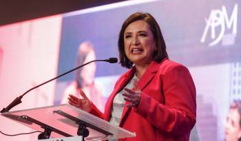 La candidata presidencial de la oposición Xóchitl Gálvez habla durante la presentación de su proyecto de construcción a la Cámara Nacional de la Industria de Desarrollo y Promoción de la Vivienda, este viernes, en Ciudad de México (México).