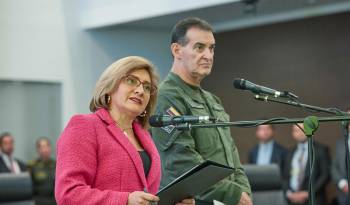 Fotografía cedida este viernes por la Fiscalía de Colombia que muestra a la fiscal general encargada, Martha Janeth Mancera (i) mientras habla junto al director de la Policía, el general William René Salamanca durante una rueda de prensa en Bogotá.