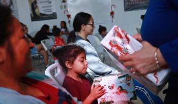 Migrantes que pasan la Navidad en el albergue 'El buen samaritano' reciben regalos, el 24 de diciembre de 2023, en Ciudad Juárez Chihuahua (México).