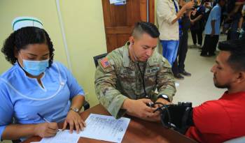 Personal médico brinda atención a pacientes en Buena Vista, Colón.