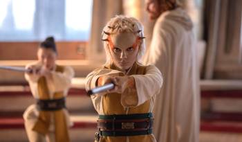 Fotograma cedido por Lucas Film a través de Disney Plus donde aparece Dafne Keen (c) como Jecki Lon, durante una escena de 'The Acolyte'.