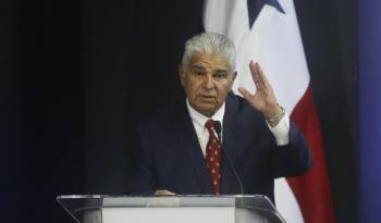 El presidente de Panamá, José Raúl Mulino, habla durante una rueda de prensa, este jueves, en Ciudad de Panamá.