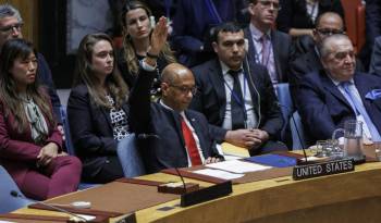 El representante alterno de Estados Unidos, Robert A. Wood, levanta la mano para indicar su voto en contra de la membresía de Palestina.