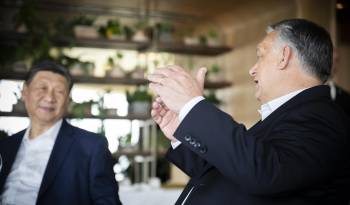 Fotografía proporcionada por la Oficina de Prensa del Primer Ministro húngaro muestra al presidente chino Xi Jinping (I) y al primer ministro húngaro Viktor Orban (D) durante un almuerzo conjunto en el restaurante Virtu en Budapest.