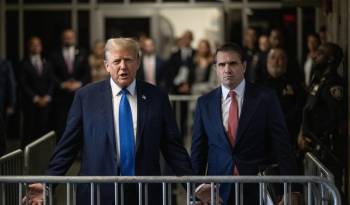 El expresidente de EE.UU. y posible candidato presidencial republicano, Donald Trump (izq.) y su abogado Todd Blanche en Nueva York, el 22 de abril de 2024.