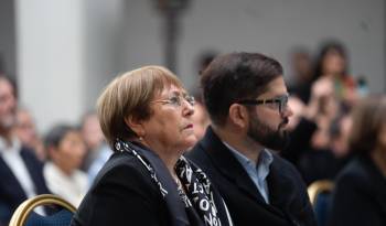 Fotografía cedida por la Presidencia de Chile donde se observa al mandatario, Gabriel Boric, junto a la expresidenta Michelle Bachelet, durante una ceremonia de entrega del Plan de Acción de Hidrógeno Verde este jueves, en el palacio de La Moneda en Santiago (Chile).