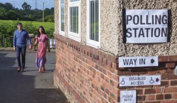 El primer ministro británico Rishi Sunak y su esposa Akshata Murty a su llegada al colegio electoral durante las elecciones generales británicas.
