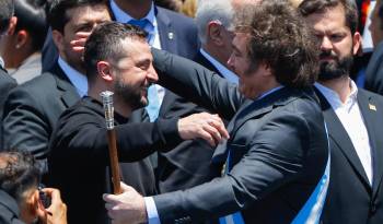 El presidente electo de Argentina Javier Milei (der.) saluda al presidenta de Ucrania, Volodímir Zelenski, hoy luego de juramentar como nuevo presidente en el Congreso de la Nación en Buenos Aires (Argentina).