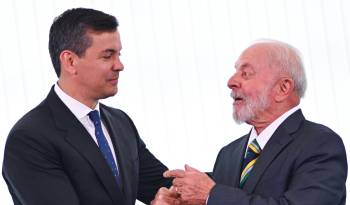 El presidente de Brasil, Luiz Inácio Lula da Silva (d), recibe a su homólogo de Paraguay, Santiago Peña (d), heste 15 de enerode 2024.