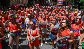 Integrantes de la comparsa callejera 'Laranjada Samba Clube' desfilan por las calles del barrio de Laranjeiras hoy, en Río de Janeiro (Brasil).