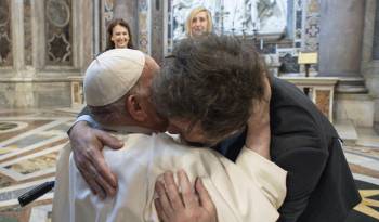 Una imagen proporcionada por Vatican Media muestra al Papa Francisco reuniéndose con el presidente de Argentina, Javier Milei, en la Basílica de San Pedro antes de la Misa de Canonización de María Antonia de San José de Paz y Figueroa.