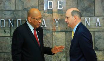 Héctor Alexander, ministro del MEF (i), junto a Felipe Chapman, ministro designado de la administración entrante.