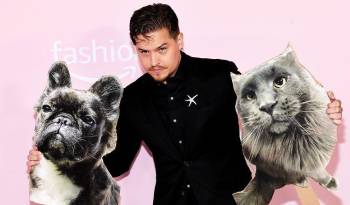 Sprouse apareció en la alfombra rosa con recortes de las mascotas que comparte con su esposa y modelo, Bárbara Palvin.