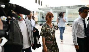 Gisele P. llega al tribunal durante el juicio de su esposo, acusado de drogarla durante casi diez años e invitar a desconocidos a violarla en su hogar en Mazan, un pequeño pueblo en el sur de Francia, en Aviñón.
