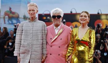 La actriz Tilda Swinton, el director Pedro Almodóvar y la actriz estadounidense Julianne Moore a su llegada al estreno de la película en el Festival de Cine de Venecia