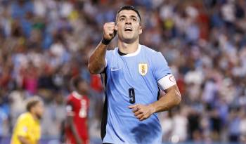 El jugador Luis Suárez de Uruguay celebra un gol.