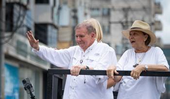 El candidato presidencial, Edmundo González (i) junto a su esposa Mercedes López, saludan a simpatizantes durante un acto de campaña este sábado en la ciudad de Valencia, estado de Carabobo.