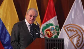 El secretario general de la Comunidad Andina, Gonzalo Gutiérrez, habla durante el 55 aniversario de la firma del acuerdo que permitió el nacimiento del bloque, este viernes en Lima (Perú).