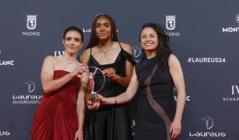 Las jugadoras de la Selección española de fútbol, Aitana Bonmatí (i), Salma Paralluelo (c) e Ivana Andrés, posan con el premio a Mejor equipo durante la gala de entrega de los Premios Laureus este lunes en el Palacio Cibeles de Madrid. EFE/ Juanjo Martin