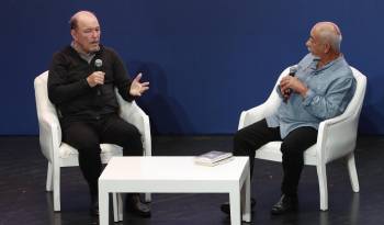 El cantautor panameño Rubén Blades (i) habla junto al escritor cubano Leonardo Padura durante la inauguración de la XI edición de Centroamérica Cuenta.