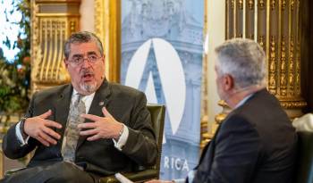 El presidente de la agencia EFE, Miguel Ángel Oliver (d), entrevista al presidente de Guatemala, Bernardo Arévalo, este viernes en Casa de América en Madrid.