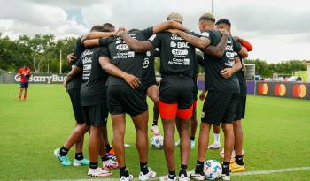 Fotografía cedida por la Federación Panameña de Fútbol (Fepafut) en la que se observan a los jugadores de la selección de Panamá durante un entrenamiento este lunes, en Miami antes de su viaje a Atlanta, donde jugará este jueves el partido de la segunda jornada de la Copa América contra Estados Unidos.