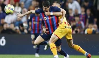 El delantero polaco del FC Barcelona, Robert Lewandowski (i), intenta llevarse el balón en una foto de archivo de Quique García.