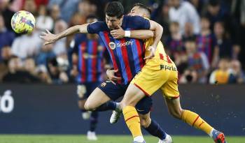 El delantero polaco del FC Barcelona, Robert Lewandowski (i), intenta llevarse el balón en una foto de archivo de Quique García.