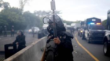 Un integrantes de la Unidad de Control de Multitudes de Panamá custodia una zona durante una protesta este miércoles, en Viguí, Veraguas .